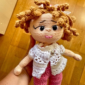 Amigurumi...fetita cu pantaloni roz! Jucarie crosetata - jucării și echipamente pentru copii - plușuri - păpușă croșetată, păpușă de pluș - Artynos.ro