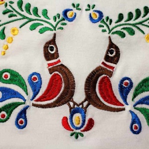 Tricou alb brodat cu păsări Matyo colorate - îmbrăcăminte și modă - haine damă - tricou și top de damă - Artynos.ro