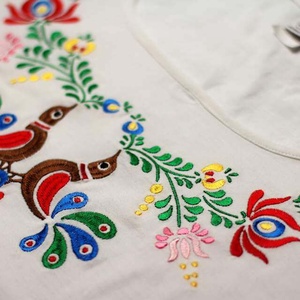 Tricou alb brodat cu păsări Matyo colorate - îmbrăcăminte și modă - haine damă - tricou și top de damă - Artynos.ro
