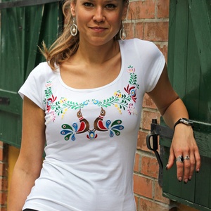 Tricou alb brodat cu pasari Matyo colorate, Imbracaminte si moda, Haine dama, Tricou si top de dama, Broderie, Cusatura, ARTYNOS