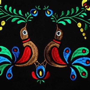 Tricou negru brodat cu păsări Matyo colorate - îmbrăcăminte și modă - haine damă - tricou și top de damă - Artynos.ro