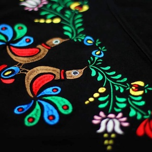 Tricou negru brodat cu păsări Matyo colorate - îmbrăcăminte și modă - haine damă - tricou și top de damă - Artynos.ro