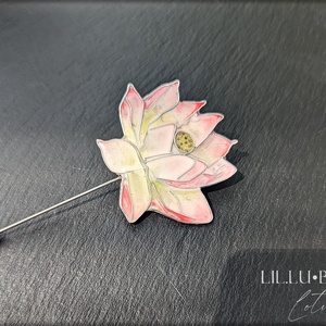Broșă  Floare de Lotus Realizată Manual cu Tehnica Cloisonné - bijuterii - broșă, insigne - insigne - Artynos.ro