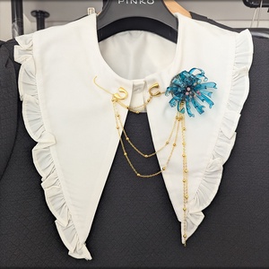 Broșă anemonă de mare artizanală cu arici de mare natural, petale din rășină și lanțuri modulare - bijuterii - broșe - Artynos.ro