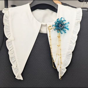 Broșă anemonă de mare artizanală cu arici de mare natural, petale din rășină și lanțuri modulare - bijuterii - broșe - Artynos.ro