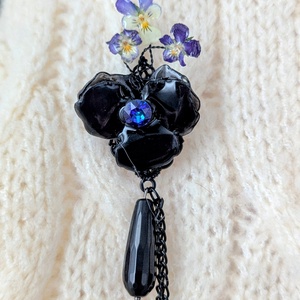 Brosa dublă cu panseluțe naturale și lanțuri negre, bijuterie statement lucrată manual - bijuterii - broșe - Artynos.ro