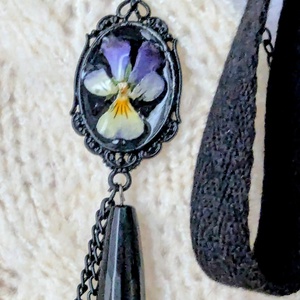 Brosa dublă cu panseluțe naturale și lanțuri negre, bijuterie statement lucrată manual - bijuterii - broșe - Artynos.ro