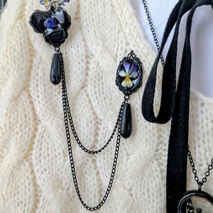 Brosa dubla cu panselute naturale si lanturi negre, bijuterie statement lucrata manual - Artynos.ro