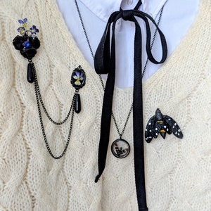 Brosa dublă cu panseluțe naturale și lanțuri negre, bijuterie statement lucrată manual - bijuterii - broșe - Artynos.ro