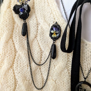 Brosa dubla cu panselute naturale si lanturi negre, bijuterie statement lucrata manual - Artynos.ro