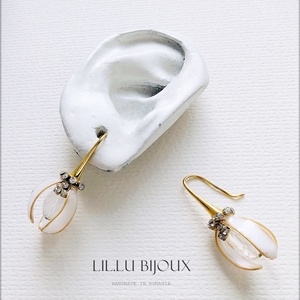 Cercei ghiocei stilizati din sarma aurie bijuterii handmade delicate, inspiratie florala - Artynos.ro