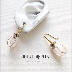 Cercei ghiocei stilizați din sârmă aurie bijuterii handmade delicate, inspirație florală - bijuterii - cercei - cercei din rășină - Artynos.ro