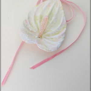 Broșă  Anthurium Roz. Bijuterie florală unicat cu panglică detașabilă - bijuterii - broșe - Artynos.ro