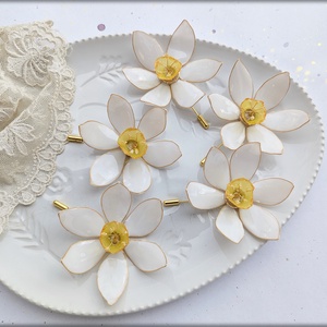 Brosa narcisa - bijuterii - broșe - Artynos.ro