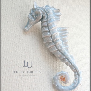 Brosa calut de mare albastru deschis, aspect portelan, accesoriu elegant de purtat pe partea stanga - Artynos.ro