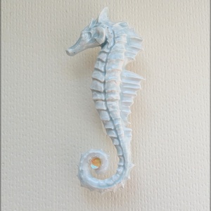 Broșă căluț de mare albastru deschis, aspect porțelan, accesoriu elegant de purtat pe partea stângă - bijuterii - broșe - Artynos.ro