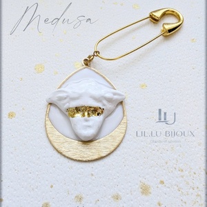 Broșă Medusa albă cu bandă aurie, medalion lacrimă elegant, accesoriu statement handmade - bijuterii - broșe - Artynos.ro
