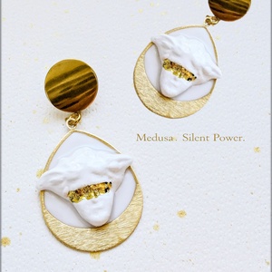 Cercei Medusa alba cu banda aurie, medalion lacrima elegant, accesoriu statement handmade - Artynos.ro