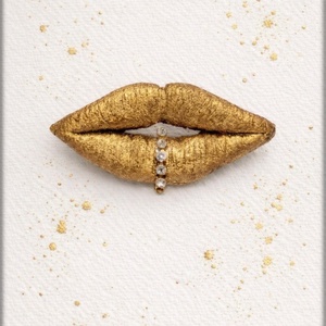 Brosa buze aurii handmade cu cristale � brosa statement eleganta si originala - Artynos.ro