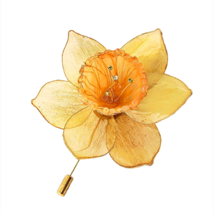 Brosa narcisa handmade cu petale translucide si reflexe aurii, floare statement eleganta - Artynos.ro