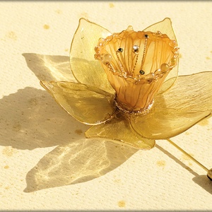 Broșă narcisă handmade cu petale translucide și reflexe aurii, floare statement elegantă - bijuterii - broșe - Artynos.ro