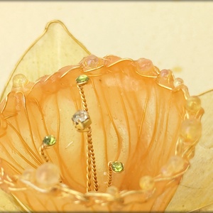 Broșă narcisă handmade cu petale translucide și reflexe aurii, floare statement elegantă - bijuterii - broșe - Artynos.ro