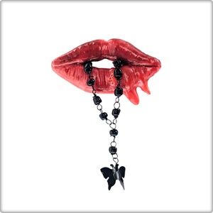Brosa buze rosii  cu picaturi de sange, brosa statement gothic - Artynos.ro