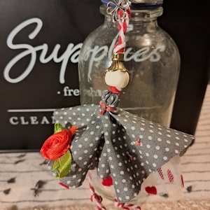 Martisor papusica unicat - bijuterii - mărțișor - Artynos.ro