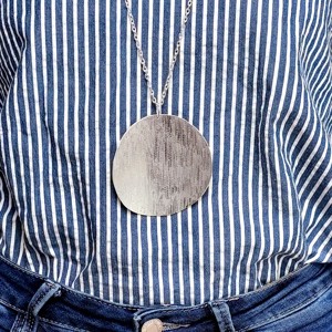 Pandantiv circular minimalist pe lanț lung -  - Artynos.ro Pandantiv circular minimalist pe lanț lung -  - Artynos.ro