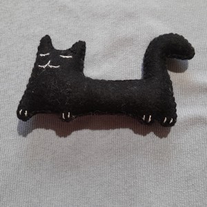 Pisică neagră, pâslă de lână -  - Artynos.ro