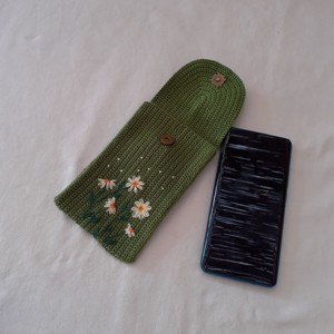 Carcase de telefon croșetate și brodate cu patent magnetic -  - Artynos.ro