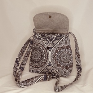 Geantă crossbody cu model pentru femei - genți și portofele - genți de mână și umăr - genți de umăr - Artynos.ro