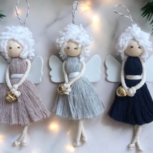 Înger cu păr pufos cu clopoțel - ornament de Crăciun suspendat (20 cm) - crăciun - decorațiuni de crăciun de casă - Artynos.ro