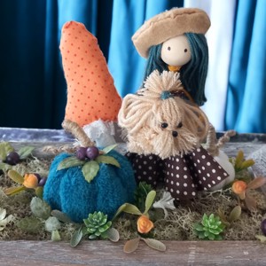 Decoratiune de masa de toamna cu o fetita in rochie cu buline si cainele ei � ciuperci, dovleci, bol rustic, Casa & Stil de viata, Decoratiuni de casa, Decoratiuni de masa si rafturi, Decoratiuni de masa, , ARTYNOS