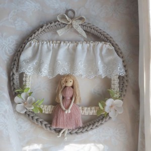 Decor de perete din dantelă cu păpușă macramé -  - Artynos.ro