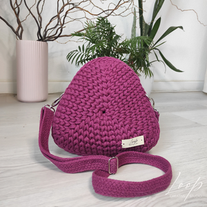 Geantă triunghiulară croșetată manual  o piesă unică, realizată manual, la comandă, în culorile alese de tine. - genți și portofele - genți de mână și umăr - genți de umăr - Artynos.ro