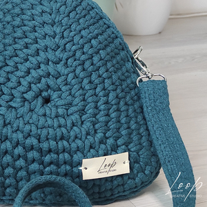 Geantă triunghiulară croșetată manual  o piesă unică, realizată manual, la comandă, în culorile alese de tine. - genți și portofele - genți de mână și umăr - genți de umăr - Artynos.ro