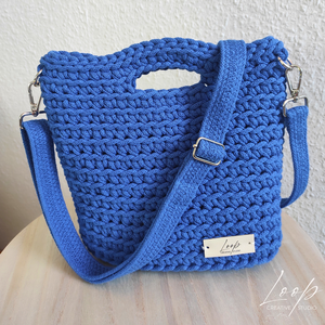 Kézzel horgolt válltáska keresztpánttal  egyedi, kézműves táska mindennapi használatra - genți și portofele - genți de mână și umăr - genți de umăr - Artynos.ro