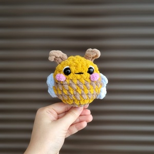 Jucarie albinuta crosetata manual din fir moale  jucarie handmade, Jucarii si echipamente pentru copii, Plusuri, Papusa crosetata, papusa de plus, Cusatura, Crosetat, ARTYNOS