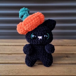 Jucarie pisica neagra cu palarie de dovleac crosetata manual moale - Artynos.ro