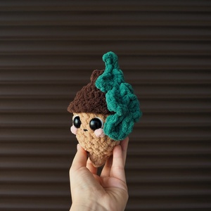  Jucărie ghindă croșetată manual din fir moale jucărie handmade unicat - jucării și echipamente pentru copii - plușuri - păpușă croșetată, păpușă de pluș - Artynos.ro