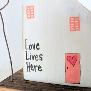 Casuta cu inimioare - arte vizuale și accesorii  - sculptură - statuie lemn - Artynos.ro