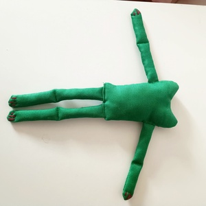 Papusa broasca. Prietenul verde - jucării și echipamente pentru copii - jucării și accesorii pentru copii - păpuși de joacă - Artynos.ro