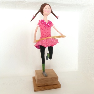 Fetita cu cerc, Arte vizuale si accesorii , Sculptura, Sculpturi si figurine din ceramica, Arta de hartie, ARTYNOS