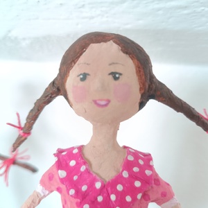 Fetita cu cerc - arte vizuale și accesorii  - sculptură - sculpturi și figurine din ceramică - Artynos.ro