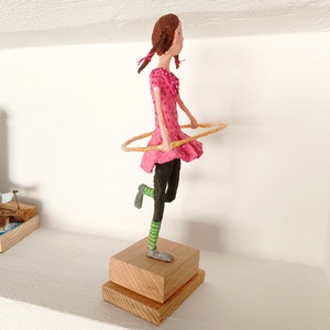 Fetita cu cerc - arte vizuale și accesorii  - sculptură - sculpturi și figurine din ceramică - Artynos.ro