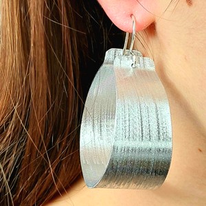 Cercei minimaliști din aluminiu - bijuterii - cercei hoops - Artynos.ro Cercei minimaliști din aluminiu - bijuterii - cercei hoops - Artynos.ro