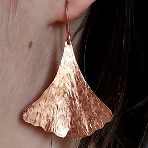 Ginkgo biloba în cuie în cupru - bijuterii - seturi de bijuterii - Artynos.ro  Ginkgo biloba în cuie în cupru - bijuterii - seturi de bijuterii - Artynos.ro