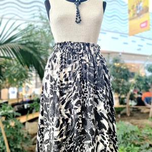 Beautiful outfit🤍🖤unicat, Imbracaminte si moda, Haine dama, Fusta dama, Cusatura, Outfit of the day compus din fusta imprimeu, din material tricotat elastic si top tricotat accesori..., ARTYNOS