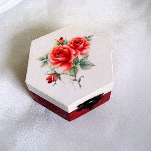 Cutie din lemn cu trandafiri 50630 - Artynos.ro